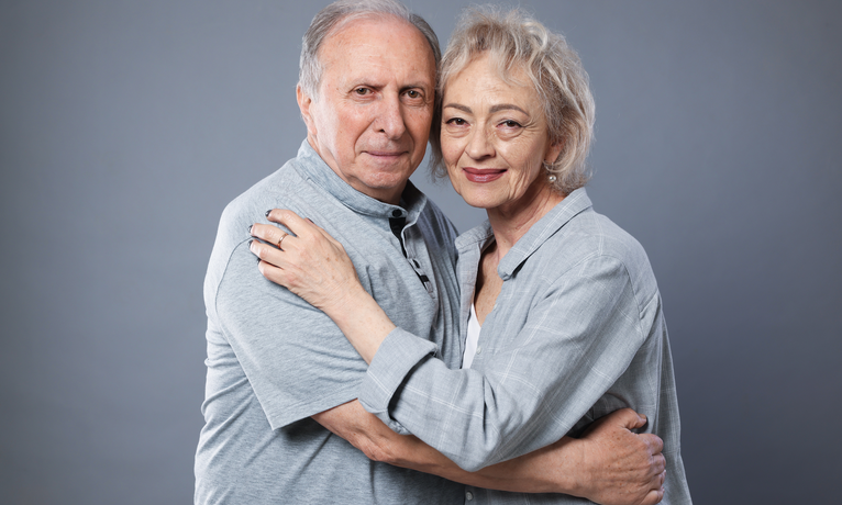 Ein älteres Paar hält sich liebevoll im Arm – Symbolbild für Zusammenhalt und Unterstützung bei Sucht im Alter.
