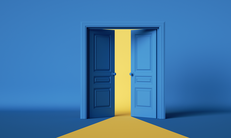 Geöffnete blaue Doppeltür in einer blauen Wand, durch die ein gelber Lichtstreifen sichtbar wird.