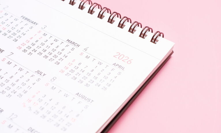 Calendrier de bureau à spirale sur fond rose