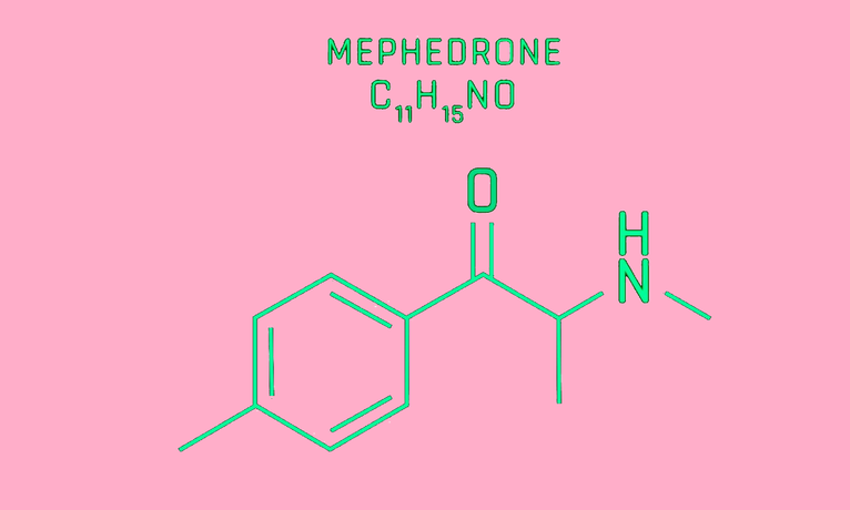 Chemische Formel eines Mephedronmoleküls, gründe Farbe vor rosa Hintergrund