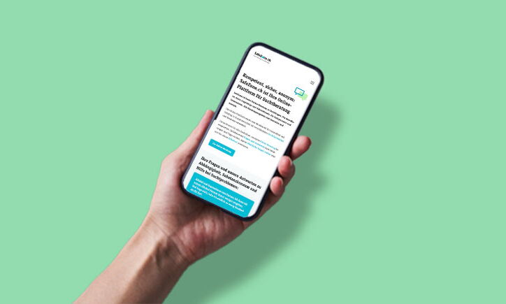 Hand hält Smartphone mit geöffneter Website, alles vor grünem Hintergrund